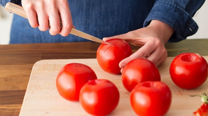 إليكِ كيفية تقشير الطماطم بكل بساطة